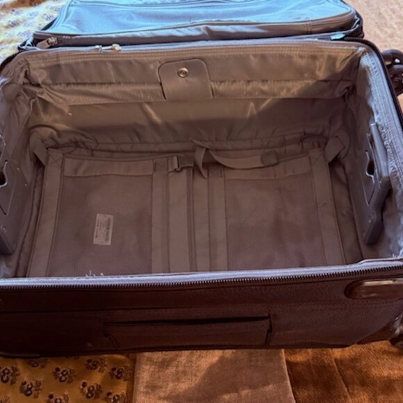 Briggs and Riley Carry-on expandable suitcase 22" perfect weekender - Picture 3 of 6